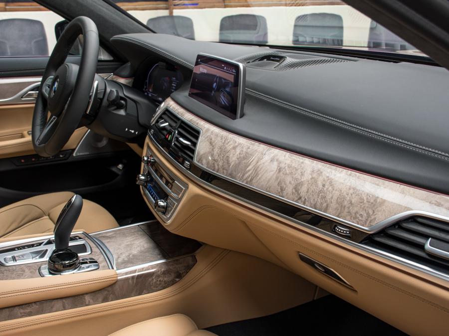 Торпедо BMW 750Li xDrive (G12) 2020 года  (UAE) (фото 5 из 28)